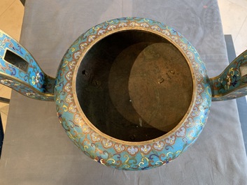 Een grote Chinese cloisonn&eacute; wierookbrander met deksel, 18/19e eeuw