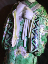 Une figure en biscuit &eacute;maill&eacute; vert sur socle et un vase de forme carr&eacute;, Kangxi et apr&egrave;s
