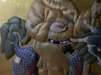Drie Chinese zijden reli&euml;fborduursels met beschildering, 18/19e eeuw