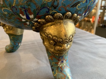 Een grote Chinese cloisonn&eacute; wierookbrander met deksel, 18/19e eeuw