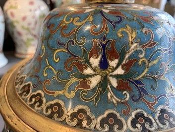 Een grote Chinese cloisonn&eacute; wierookbrander met deksel, 18/19e eeuw