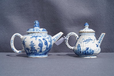 Deux th&eacute;i&egrave;res en fa&iuml;ence de Delft bleu et blanc &agrave; d&eacute;cor de chinoiserie, 18&egrave;me