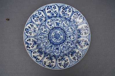 Een fraaie collectie Chinees blauwwit en famille rose porselein, Kangxi/Qianlong