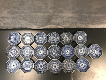Vijftien Chinese blauwwitte koppen en 19 schotels, Kangxi