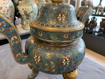 Een grote Chinese cloisonn&eacute; wierookbrander met deksel, 18/19e eeuw