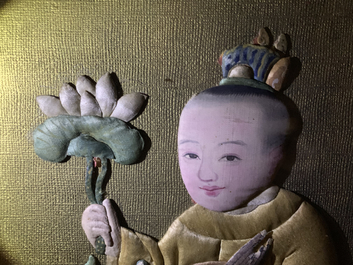 Drie Chinese zijden reli&euml;fborduursels met beschildering, 18/19e eeuw