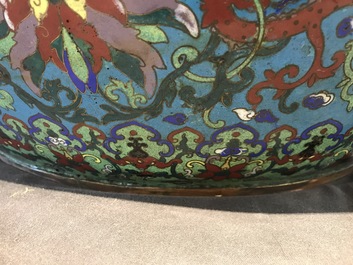 Een uitzonderlijk grote Chinese vissenkom in verguld brons en cloisonn&eacute;, Jiaqing