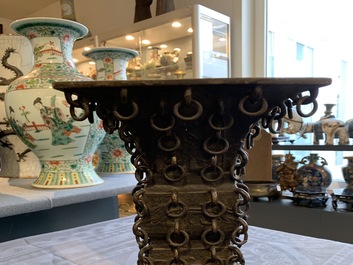 Een Chinese bronzen archa&iuml;sche fanggu vaas met ringen, Ming