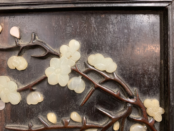 Een Chinese met zeepsteen ingelegde houten dekseldoos, 19/20e eeuw