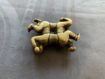 Een Chinees verguld bronzen scrollgewicht in de vorm van de Hoho broers, 18/19e eeuw