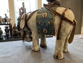 Een groot Chinees cloisonn&eacute; model van een olifant, 19/20e eeuw