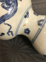 Een Chinese blauwwitte kalebasvaas, Ming
