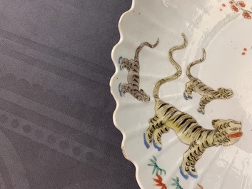 Een paar gelobde Chinese famille verte Kakiemon-stijl 'tijger' borden, Kangxi
