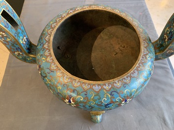 Een grote Chinese cloisonn&eacute; wierookbrander met deksel, 18/19e eeuw