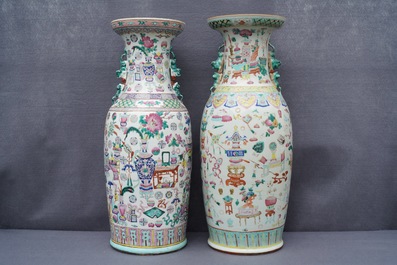 Twee Chinese famille rose vazen met decor van antiquiteiten, 19e eeuw