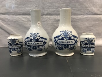 Vier blauwwitte Delftse apothekersflessen en twee -potten, 18e eeuw