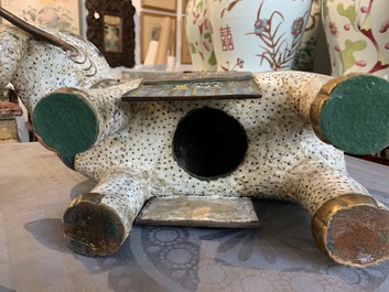 Une paire de grands mod&egrave;les d'&eacute;l&eacute;phants en &eacute;maux cloisonn&eacute;s, Chine, 19&egrave;me