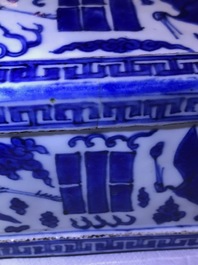 Een fraaie Chinese blauwwitte cong vaas met kraanvogels en trigrammen, Jiajing/Wanli