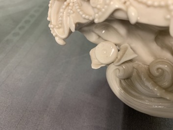 Deux figures d'un Luohan et de Guanyin au servant en porcelaine blanc de Chine de Dehua, 19&egrave;me