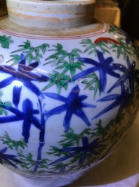 Een Chinese wucai pot met floraal decor, Transitie periode