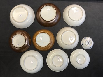 Une collection de 23 tasses et 33 soucoupes en porcelaine de Chine et de Japon, 18/19&egrave;me
