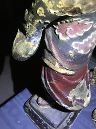 Een grote Chinese koud beschilderde bronzen figuur van een tempelwachter, Ming