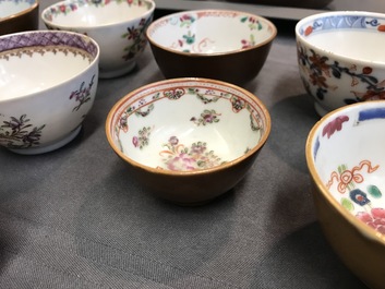 Une collection de 23 tasses et 33 soucoupes en porcelaine de Chine et de Japon, 18/19&egrave;me