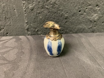 Dix vases miniatures en porcelaine de Chine bleu et blanc aux montures en argent, Kangxi