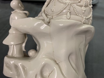 Deux figures d'un Luohan et de Guanyin au servant en porcelaine blanc de Chine de Dehua, 19&egrave;me