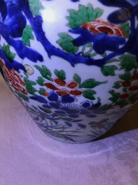 Un pot en porcelaine de Chine wucai &agrave; d&eacute;cor floral, &eacute;poque Transition
