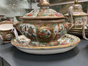 Une grande collection en porcelaine de Chine famille rose de Canton, 19&egrave;me