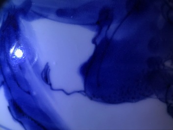 Un bol en porcelaine de Chine bleu et blanc &agrave; d&eacute;cor de figures sur taureaux, &eacute;poque Transition
