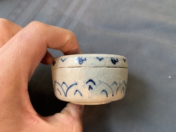 Une collection de pi&egrave;ces en gr&egrave;s porcelaineux bleu et blanc de l'&eacute;pave Hoi An, Annam, Vietnam, 14/15&egrave;me