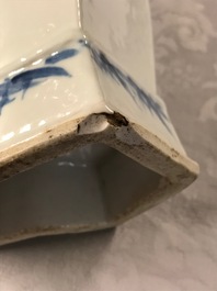 Une paire de vases en porcelaine de Chine bleu et blanc, 19&egrave;me