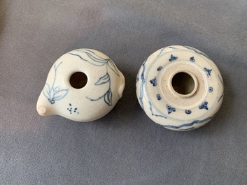 Une collection de pi&egrave;ces en gr&egrave;s porcelaineux bleu et blanc de l'&eacute;pave Hoi An, Annam, Vietnam, 14/15&egrave;me