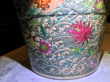 Une paire de grands vases en porcelaine de Chine famille rose, R&eacute;publique, 20&egrave;me