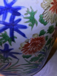 Un pot en porcelaine de Chine wucai &agrave; d&eacute;cor floral, &eacute;poque Transition