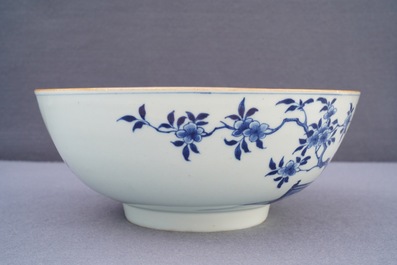 A pair of Chinese blue and white bowls, Yongzheng/Qianlong