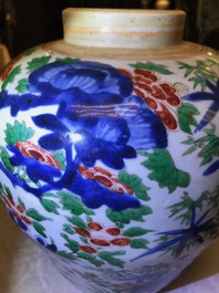 Een Chinese wucai pot met floraal decor, Transitie periode