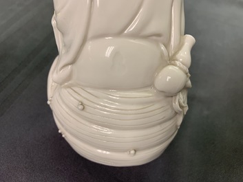 Deux figures d'un Luohan et de Guanyin au servant en porcelaine blanc de Chine de Dehua, 19&egrave;me