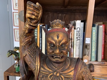 Une figure d'un gardien en bois sculpt&eacute; et dor&eacute;, Chine, 17/18&egrave;me