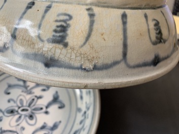 Une collection de pi&egrave;ces en gr&egrave;s porcelaineux bleu et blanc de l'&eacute;pave Hoi An, Annam, Vietnam, 14/15&egrave;me