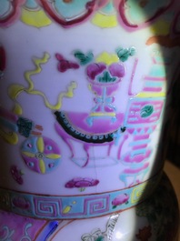 Quatre vases en porcelaine de Chine famille rose, 19&egrave;me