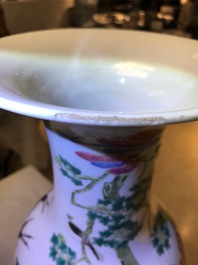 Trois vases en porcelaine de Chine famille rose, 19&egrave;me