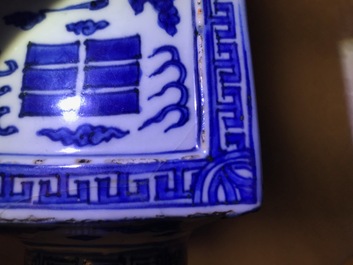 Een fraaie Chinese blauwwitte cong vaas met kraanvogels en trigrammen, Jiajing/Wanli