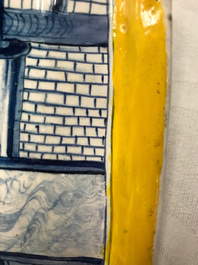 Une plaque en fa&iuml;ence de Delft bleu et blanc &agrave; bordure en jaune, 18&egrave;me