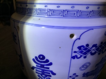 Een Chinese blauwwitte dekselkom met decor van antiquiteiten, Kangxi