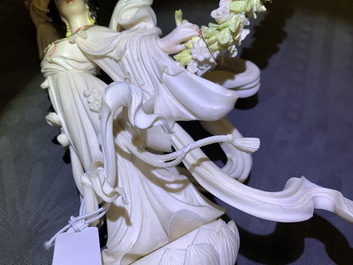 Un grand groupe en ivoire sculpt&eacute; figurant un &eacute;l&eacute;phant et deux femmes, Chine, 1&egrave;re moiti&eacute; du 20&egrave;me