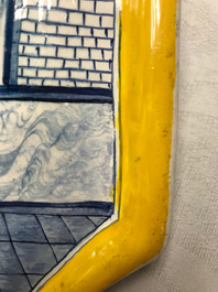 Une plaque en fa&iuml;ence de Delft bleu et blanc &agrave; bordure en jaune, 18&egrave;me