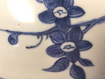 Un plat en porcelaine de Chine bleu et blanc &agrave; d&eacute;cor de deux cerfs et un singe, Jiajing